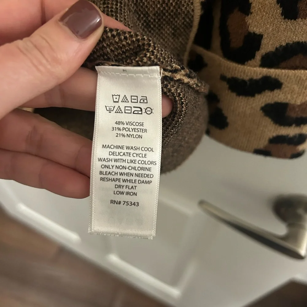 Tahari Leopard Print 3/4 Sleeve Sweater - Picture 3 of 6